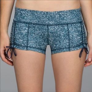 Lululemon Hot Hot shorts size 6 Pebble Print